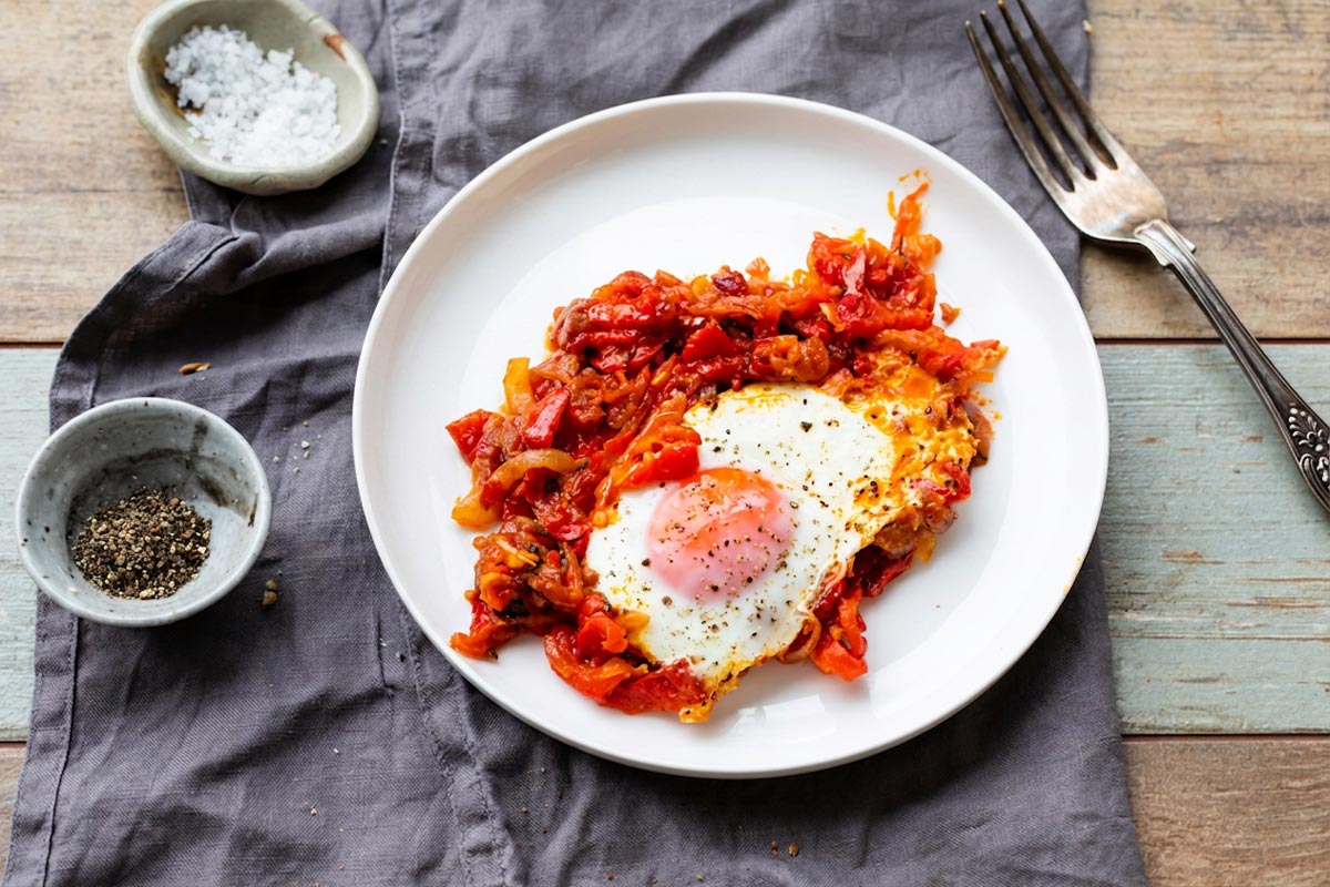 'Nudja Fried Eggs with Red Pepper